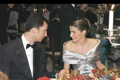 La cena que se celebró en el el Patio de los Borbones, estuvo compuesta de tres platos: yemas de espárragos blancos de Tudela, rape con habitas a la menta, ravioli ibérico de tomate y pechuga de pato en escabeche.