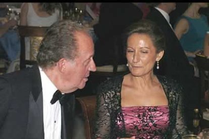Don Juan Carlos conversa con Paloma Ricasolano, madre de doña Letizia Ortiz.