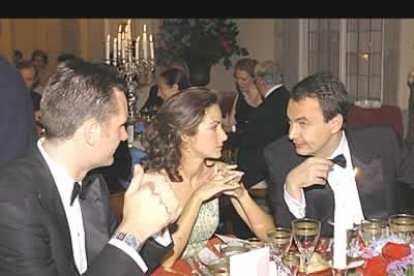 El presidente del Gobierno, José Luis Rodríguez ZApatero, charla con Iñaqui Urdangarín momentos antes de empezar la cena.