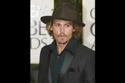 Johnny Deep, nominado al mejor actor de comedia o reparto por «Piratas del Caribe» a su llegada a los Premios.