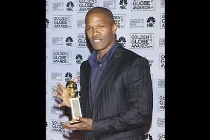 El actor Jamie Foxx ganó el premio al mejor actor de comedia o musical por su papel en Ray, la película dedicada a la vida del músico recientemente fallecido Ray Charles.