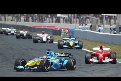 Schumacher encadenó vueltas rápidas poco antes de su segunda parada, mientras que el español retrasó su entrada en la calle de garajes más de lo debido, tras marcar previamente tiempos por giro bastante más discretos.