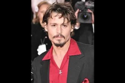 El chico rebelde, que nunca viste etiqueta oficial, Johnny Depp, sobre la alfombra...