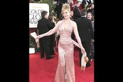 ...a la que también se asomó Melanie Griffit, con un modelo en rosa maquillaje.