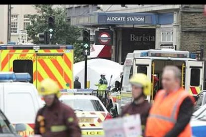 Rescatistas y policías acordonan la escena tras la explosión en la estación de metro Aldgate.