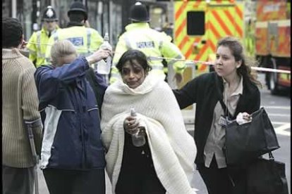 Fuentes médicas citadas por varios medios locales informan de al menos 90 heridos sólo en la estación de Aldgate.