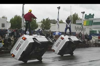 Para rematar la faena, los copilotos se pusieron de pie en los vehículos poniendo a prueba la demostrada destreza del conductor.