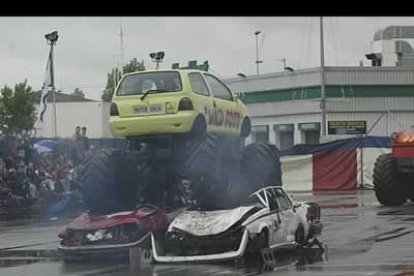 Hasta un Twingo es capaz de destrozar como si nada a coches aparentemente más grandes que él.