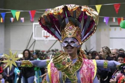 El Carnaval de Sariegos está diseñado para todas las edades. Se puede disfrutar en familia o con amigos. Eso sí, lo aconsejable es ir disfrazado al polideportivo de Azadinos. DL