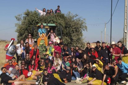 quintos y juventud recib3en entre jolgorio y  la parva el carro de la hoguera,  foto Acacio Diaz_11555603_med