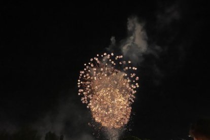 Formas, explosiones, color y fuego; la noche mágica de San Pedro. MIGUEL
