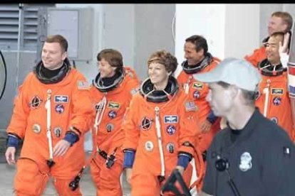 El transbordador Discovery ha partido hacia la Estación Espacial Internacional (ISS), pese a las dudas que plantea el mal funcionamiento de un sensor que obligó a suspender la operación hace dos semanas.