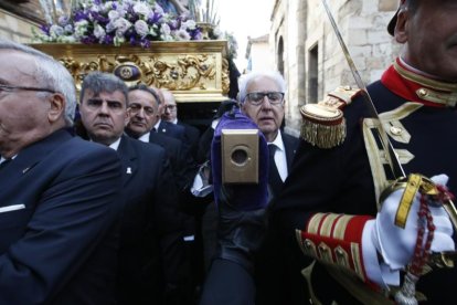El adorno de la punta de vara del primer brazo se ha roto a la salida. RAMIRO