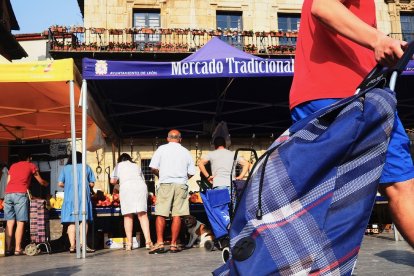 'Con el carrito de la compra'. De Pedro Estepa Gálvez. En León
