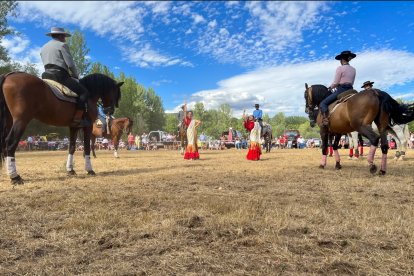 'Bailando entre caballos'. De Milena Golanska. En la ermita de Santa María de Boinas