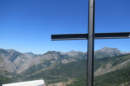 'Cruz y Mirador en Pica de Ten -Valle de Sajambre'. De Francisco Valdesueiro Garcia. En Valle de Sajambre