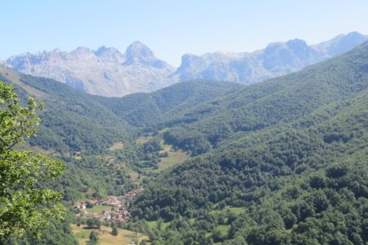 Peña Santa y Soto de Sajambre , desde la Cruz del Mazo. De Francisco Valdesueiro Garcia. En Soto de Sajambre