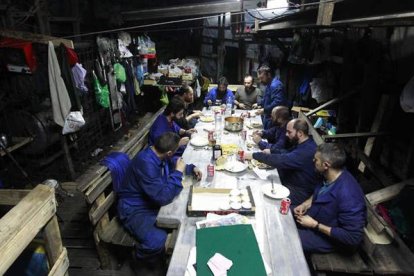 Los siete encerrados comparten la comida con Javier y Fernando, los conductores de la «maniobra» con la que se llega hasta la galería 5 sur de Caleyo. Ramiro