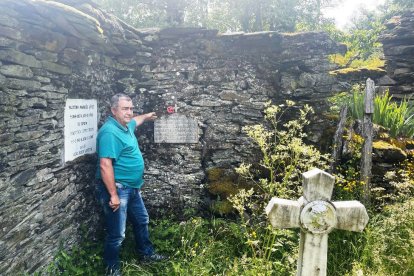 El nieto del guerrillero asturiano, Luis Fernández, junto a la placa. ARMH
