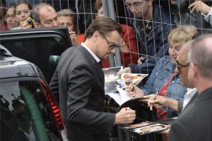 El actor Leonardo DiCaprio firma autógrafos en el photocall de 'El gran Gatsby'. Foto: AFP