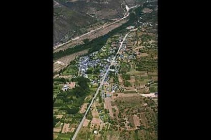 Castaños, nogales y monte bajo cubren un suelo que ya disfrutaron los romanos, dejando testimonio de su paso en explotaciones minerales y castros