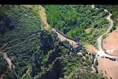 El lienzo de muralla y la torre del homenaje no impiden apreciar la verdadera naturaleza de este nido de águilas colgado sobre un enriscado de piedra