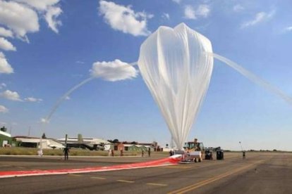 <strong>Con alas </strong> ■ En apariencia, los complementos de la aeronave la asemejan a un extraño pájaro. En los años 90 estos globos se confundían con ovnis.