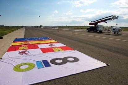 <strong>El León y las estrellas </strong> ■ Los ensayos en el aeródromo militar están presididos por las insignias de Europa, España, Castilla y León y la corporativa.