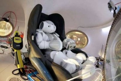 <strong>El piloto de hierro </strong> ■ Es ‘Ironman’, el androide preparado para pilotar la cápsula. Ha sido creado en la Universidad Jaume I de Castellón.