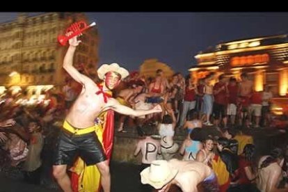 La celebración se prolongó hasta altas horas de la noche, en las que los pitidos de los coches y los petardos no dejaron de sonar.
