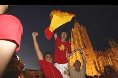 En las inmediaciones de la catedral de León la estampa de fiesta y alegría se repitió.