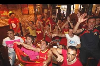 La celebración había comenzado ya horas antes en las terrazas, bares, restaurantes y demás establecimientos públicos en los que miles de leoneses vivieron con pasión un acontecimiento histórico. El gol de Torres instantes antes de las 21.20 horas hizo posible que la cautela se tornara en optimismo, en satisfacción.