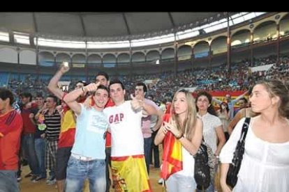 En la plaza de toros de León, donde minutos más tarde se celebraría un concierto del Canto del Loco, se instaló una pantalla gigante para que los allí congregados siguieran el encuentro.