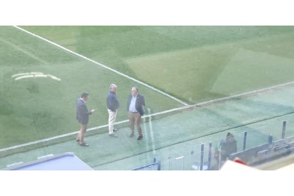 Parte de la directiva de la Ponferradina, reunida de urgencia en El Toralín tras perder ante el CD Leganés. DL