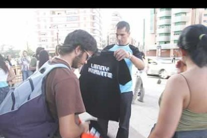 Algunos vendedores ambulantes hicieron su agosto con la venta de camisetas a la entrada del concierto.
