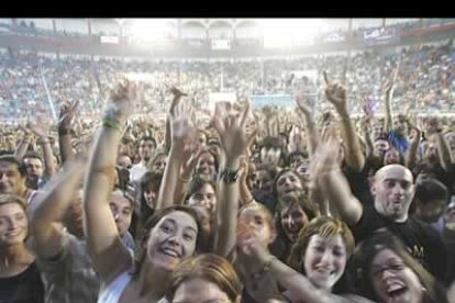 Aunque muchas canciones eran de su último disco «Baptism», interpretó temas consagrados con los que el público disfrutó especialmente.