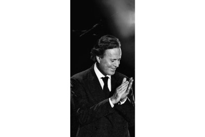 Julio Iglesias, con su característico gesto. DL
