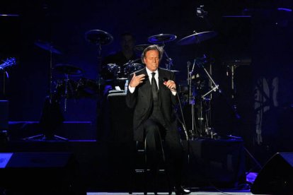 Concierto de Julio Iglesias en su último concierto en León, en agosto de 2012. DL