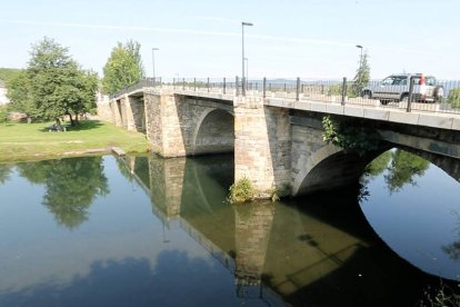 El puente de Cacabelos sobre el río Cúa, donde se libró una de las grandes batallas contra las tropas napoleónicas. RAMIRO