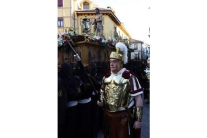 El Cristo de la Esperanza fue pujado, en esta ocasión, por jóvenes de entre 14 y 17 años.