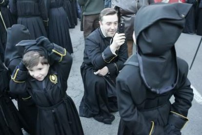 Las nuevas tecnologías también participan en la procesión del Dolor de Nuestra Madre.