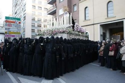 La Virgen, saliendo a hombros de los cofrades de la iglesia de Santa Nonia.
