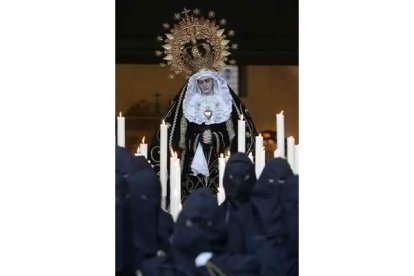 La Virgen de las Lágrimas abrió el cortejo de la procesión de la Cofradía de Nuestra Señora de las Angustias y Soledad