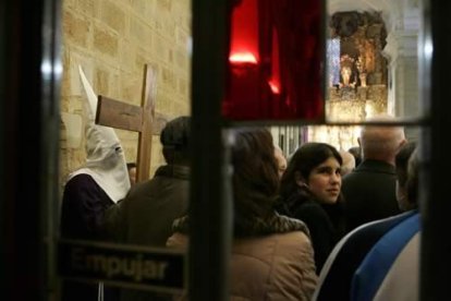 El Vía Crucis de la Expiración y el Silencio se desarrolló en el templo de los Franciscanos.