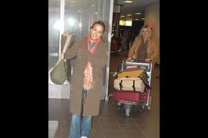 La cantante de Operación Triunfo llegó a Riga (Letonia) el pasado domingo, acompañada por su madre (detrás).