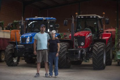 Silvia
Morán, en
Campazas. Antes
ayudaba a su marido
ocasionalmente en el
campo. Dejó el supermercado y decidió
redirigir su vida a
los 40 años. FERNANDO OTERO.