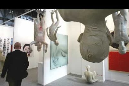 Al menos 193 de las 278 galerías que se darán cita en el recinto proceden de fuera de España. En la imagen el montaje del artista chino Zhang Dali.
