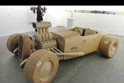 Aunque la pintura sigue siendo una de las artes más representadas, la escultura tiene su espacio reservado. Como este cche de cartón, de una galería de Padua (italia).