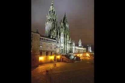 Durante la madrugada del 25 de julio, día de Santiago, el Obradoiro acoge un espectáculo pirotécnico que rinde homenaje al patrón de España.
