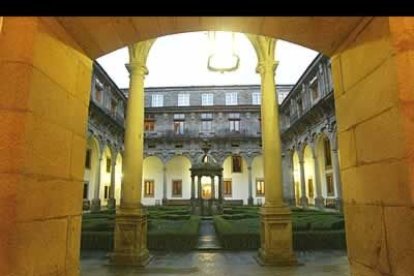 Ya en el interior, la noche embellece aún más si cabe cada uno de los rincones del Parador.
